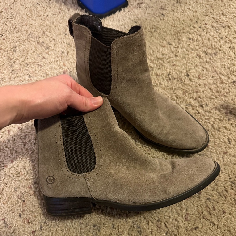 BORN Women's Cove boot size 6.5 taupe